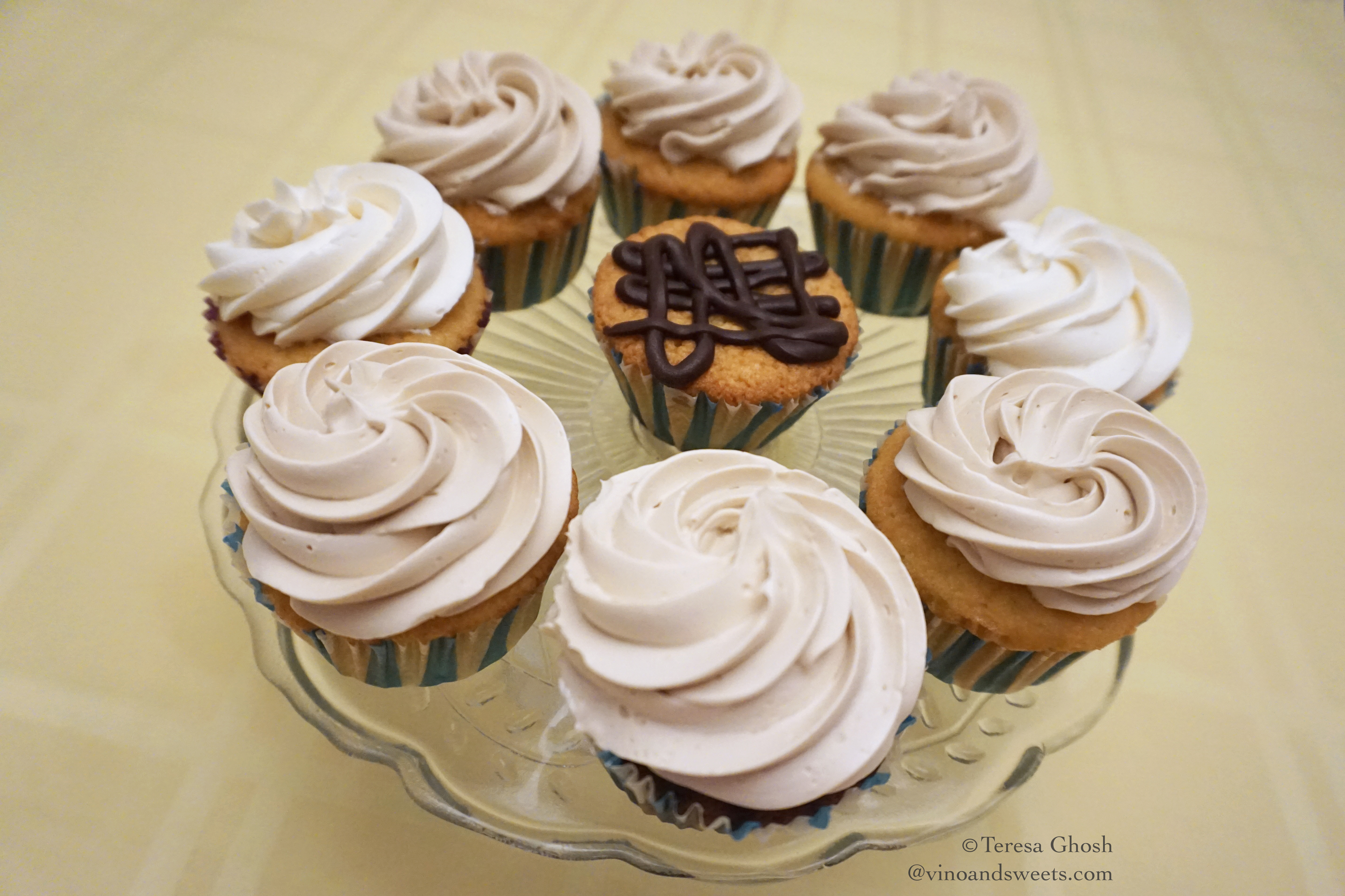 Vanilla &amp; Chocolate Cupcakes – Vino and Sweets